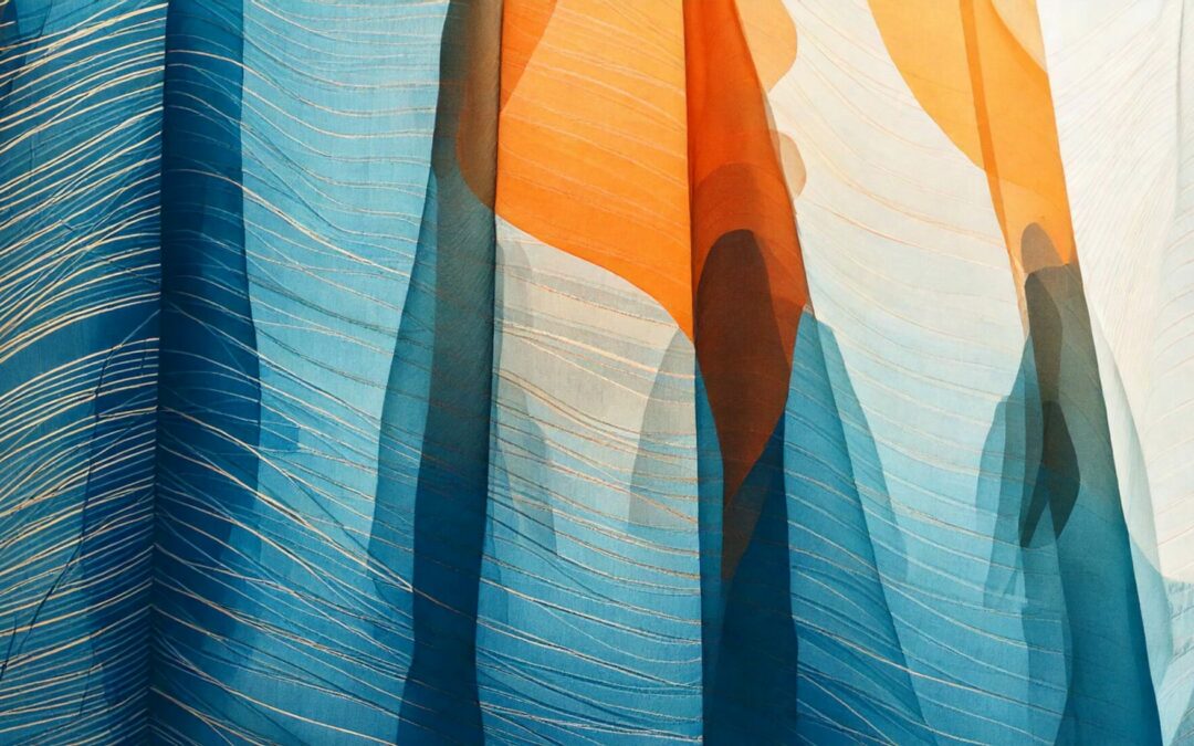 Voiles abstraits bleus et orangés symbolisant la complexité et l’imbrication des violences intrafamiliales, en écho au thème du contrôle coercitif.